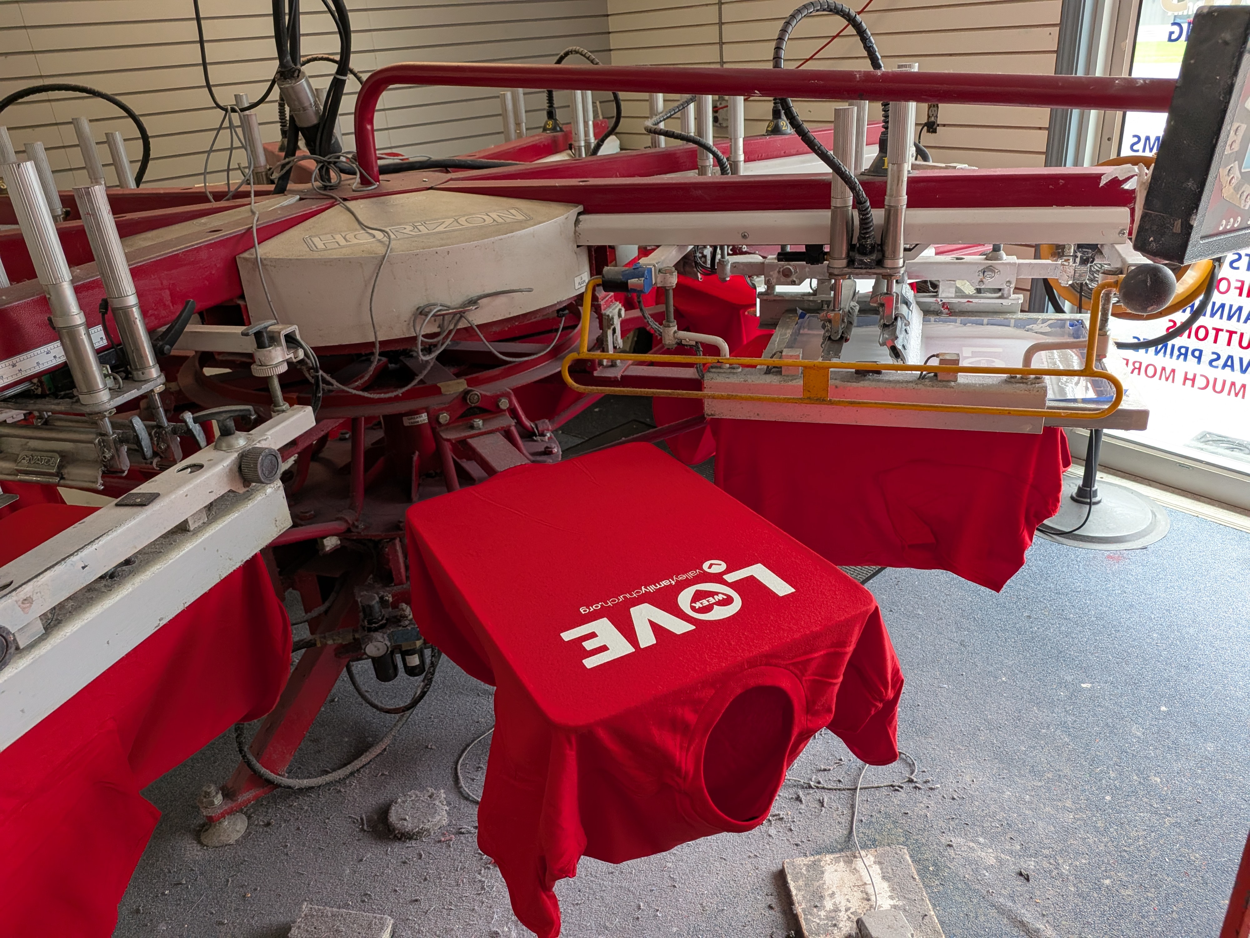 Printed shirt on the automatic press